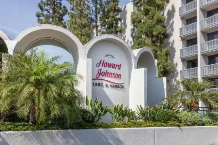 Howard Johnson by Wyndham Anaheim and Water Playground - 0