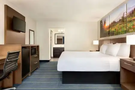 Days Inn & Suites by Wyndham Anaheim at Disneyland Park - 14