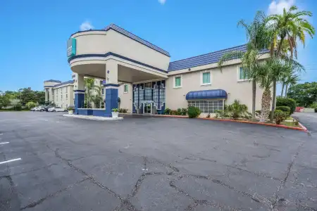 Clarion Inn & Suites Central Clearwater Beach - 0