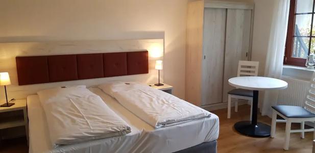 & Restaurant Lindengarten - 30