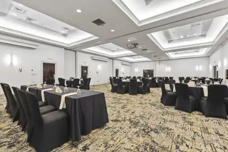 DoubleTree by Hilton Columbus - 16