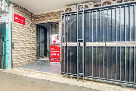RedDoorz near Graha Cijantung Mall - 0