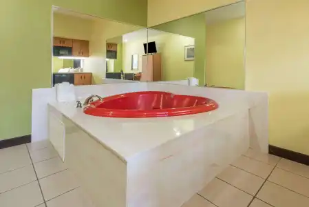 Quality Inn & Suites Fort Worth North - Haltom City - 11