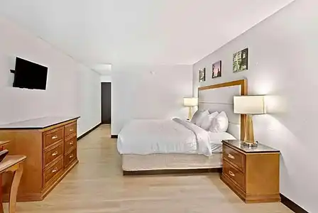 Days Inn by Wyndham Erie - 11