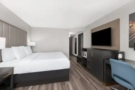 La Quinta Inn & Suites by Wyndham Dallas I-35 Walnut Hill Ln - 2