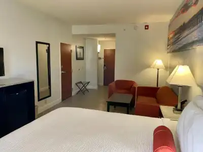 Days Inn & Suites by Wyndham Lakeland - 86