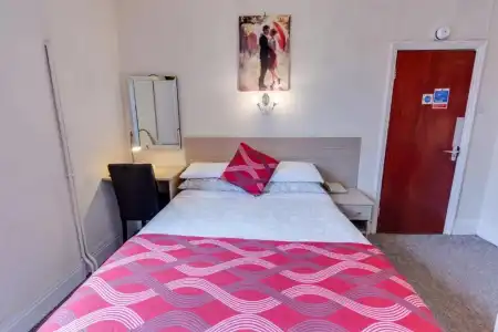 Sportsview Guest House - 85
