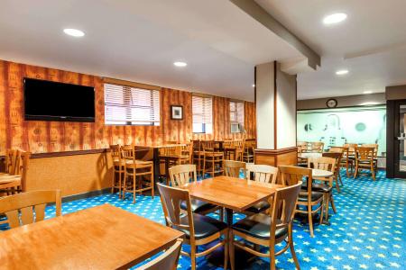 Ramada by Wyndham Jersey City - 13