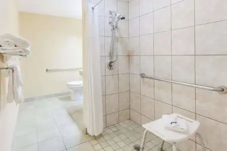 Quality Inn & Suites - 10