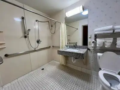 Quality Inn & Suites, Near University - 24