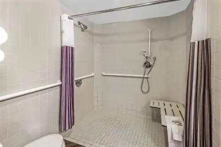 La Quinta Inn & Suites by Wyndham Anaheim - 8