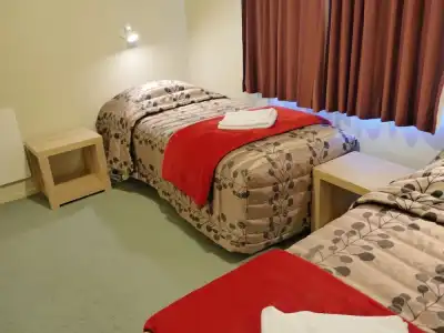 Econo Lodge Canterbury Court - 24