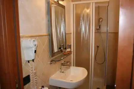 Inn Rome Rooms & Suites - 7