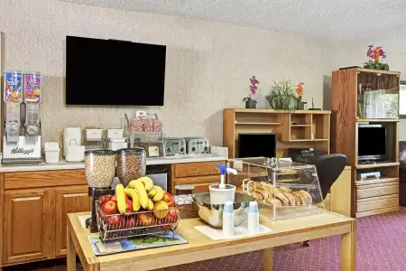 Super 8 by Wyndham Long Beach - 4