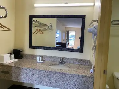 Econo Lodge - 17