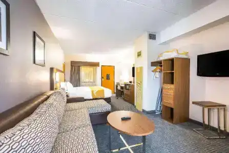 Quality Suites Lansing West - 28