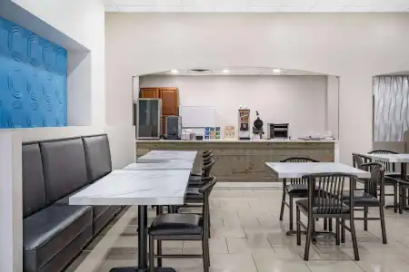 Days Inn & Suites by Wyndham Niagara Falls/Buffalo - 19