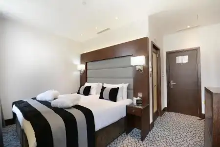 Park Grand Paddington Court - 44