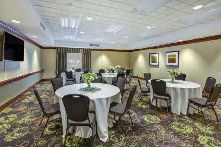 Holiday Inn Express & Suites Fort Wayne by IHG - 24