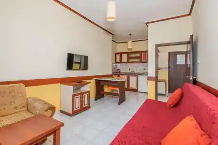 Lavinia Apart - 24