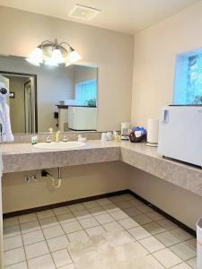 Breakers Boutique Inn - 120