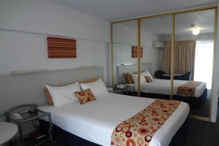 Adina Place Motel Apartments - 1