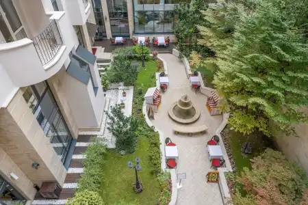 Queen's Court & Residence - 171