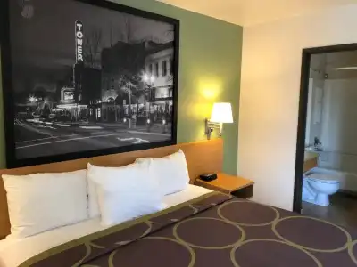 Super 8 by Wyndham Bend - 25