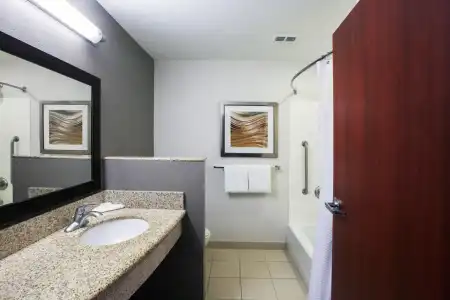 Courtyard Tulsa Woodland Hills - 7