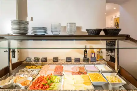 Best Western Plus Celebrity Suites - 14