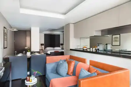 Grosvenor House Suites - 9