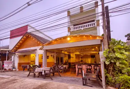 Hugs Guesthouse - 16