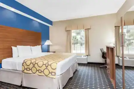 Baymont by Wyndham Jacksonville/Butler Blvd - 11