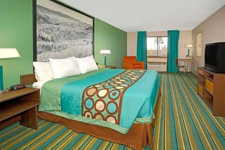Super 8 by Wyndham Denver Stapleton - 11