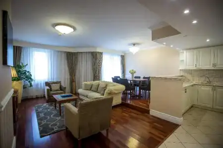 Queen's Court & Residence - 68