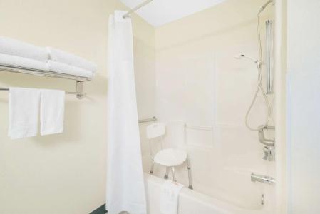 Days Inn & Suites by Wyndham Fargo 19th Ave/Airport Dome - 8