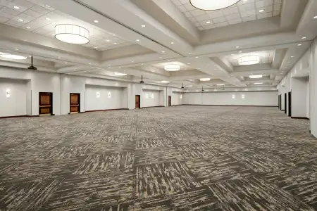 Embassy Suites Lincoln - 14