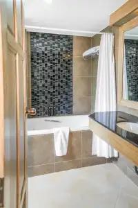 Nora LakeView - 28