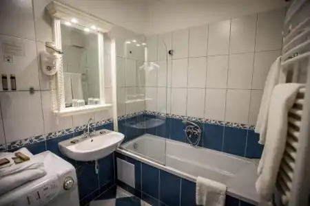Queen's Court & Residence - 161