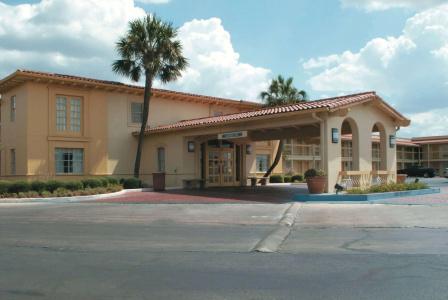 La Quinta Inn by Wyndham San Antonio South Park - 8