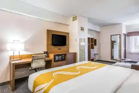 Quality Suites Lansing West - 41