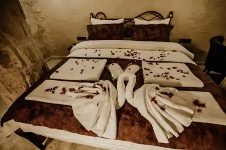 Romantic Cave - 102