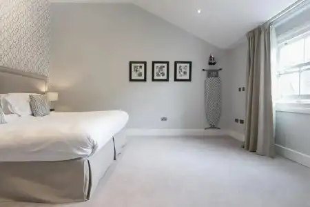 Chilworth Court - 233