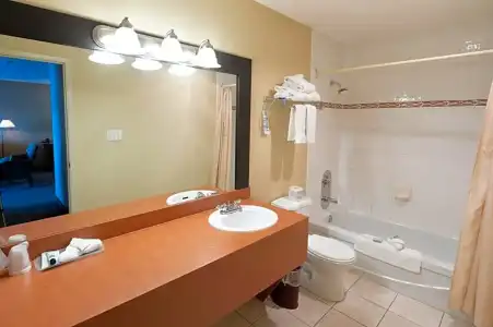Anchor Inn And Suites - 77