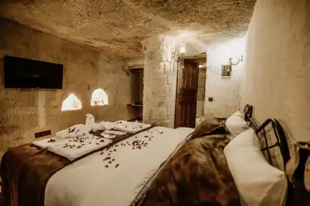 Romantic Cave - 103
