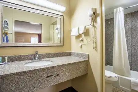 Quality Inn Bowling Green South - 27