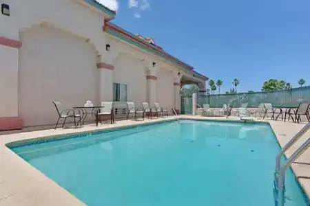 Super 8 by Wyndham Tucson Downtown Convention Center - 9