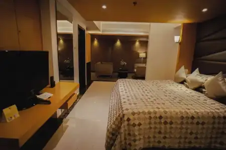 Peninsula Grand - 36