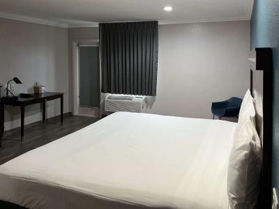 Super 8 by Wyndham Mesa Downtown Near Convention Center - 60