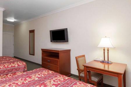 Howard Johnson by Wyndham Bakersfield - 2